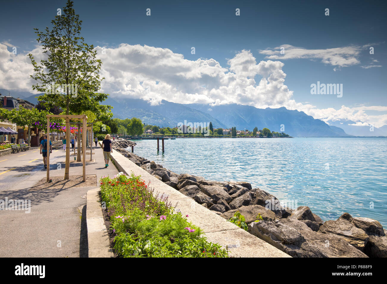 VEVEY, SUISSE - 31 mai 2018 - promenade en bord de mer à Vevey ville près  de Montreux avec Swiss Alps en arrière-plan, la Suisse, l'Europe Photo  Stock - Alamy