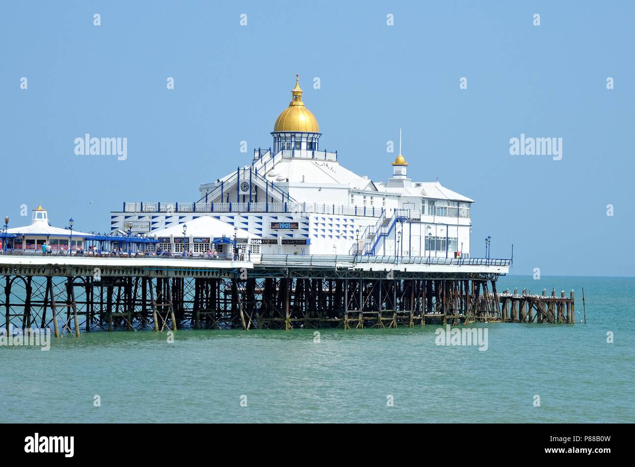 Le pier head à Eastbourne East Sussex England, sur une chaude journée d'été Banque D'Images