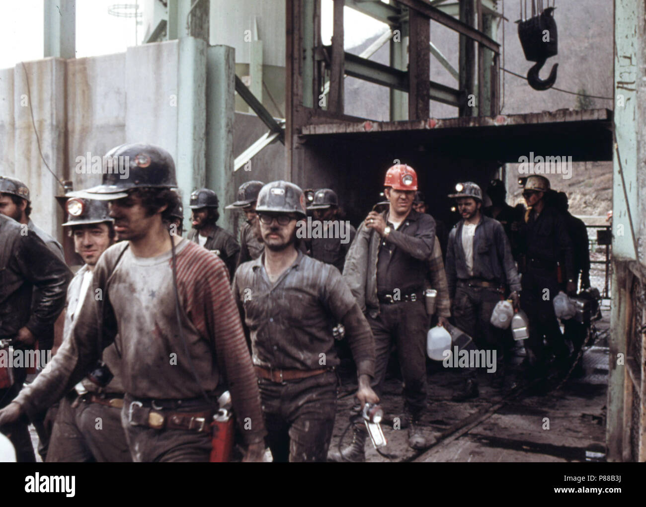 Premier quart de mineurs de la société Virginia-Pocahontas Mine de charbon # 4 près de Richlands, Virginie, laissant l'Ascenseur Avril 1974 Banque D'Images