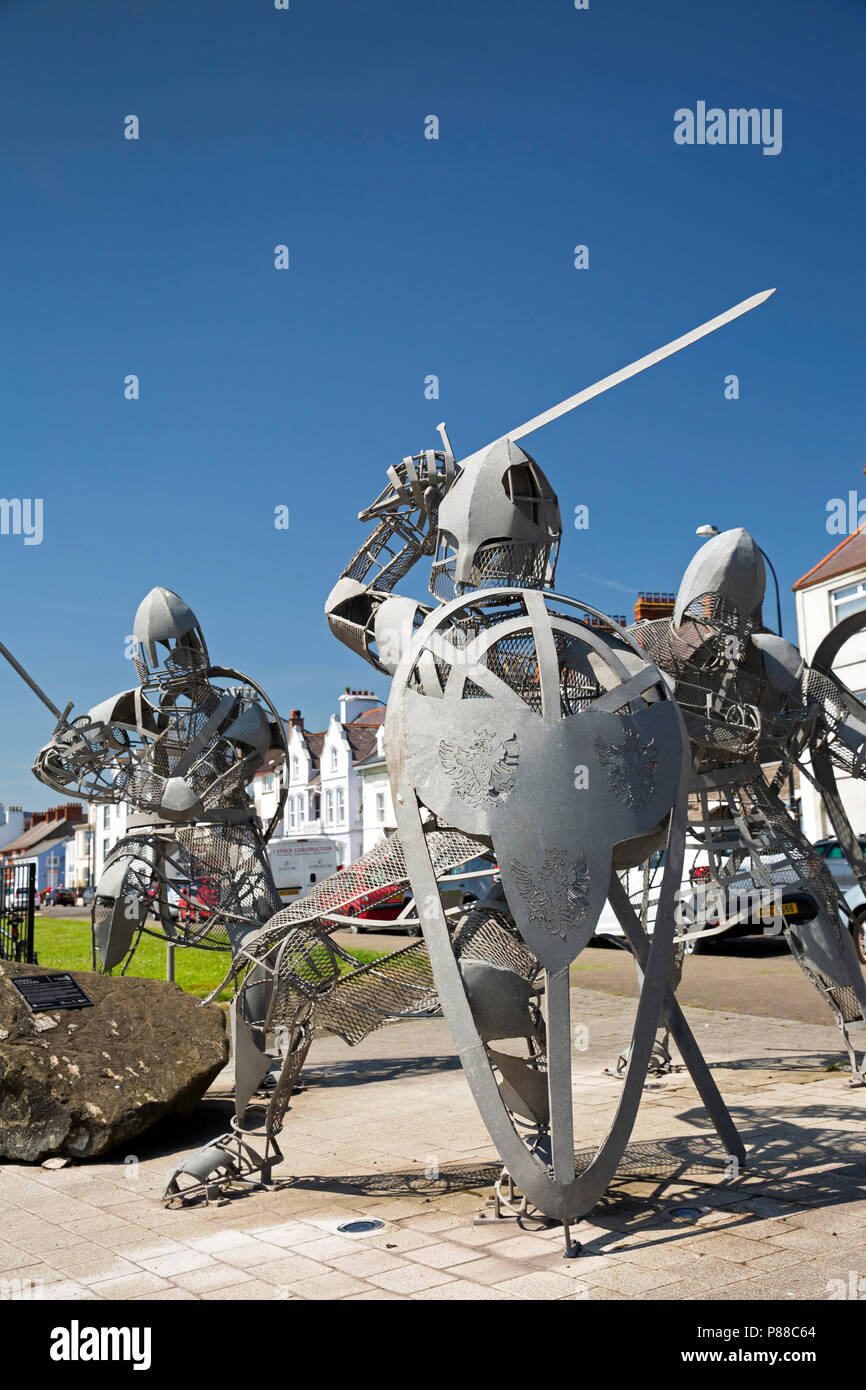 Royaume-uni, Irlande du Nord, Co Antrim, Carrickfergus, Marine Gardens, Scotch trimestre, Norman chevaliers défendant ville metal sculpture Banque D'Images