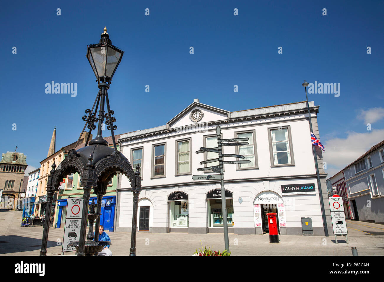 Royaume-uni, Irlande du Nord, Co Antrim, Carrickfergus, Marché, Market House et de la fontaine Banque D'Images