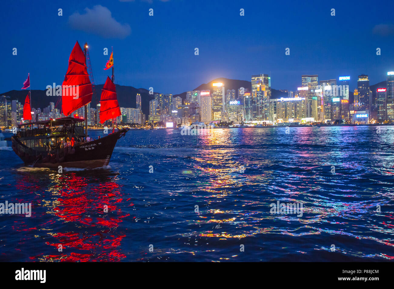 Bateau rouge et city, Hong Kong Banque D'Images