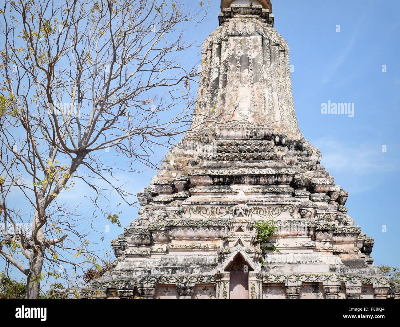 Stupa bouddhiste antique et tombeau de Khmers image sur haut de Phnom Oudong, ancienne capitale du Cambodge Banque D'Images