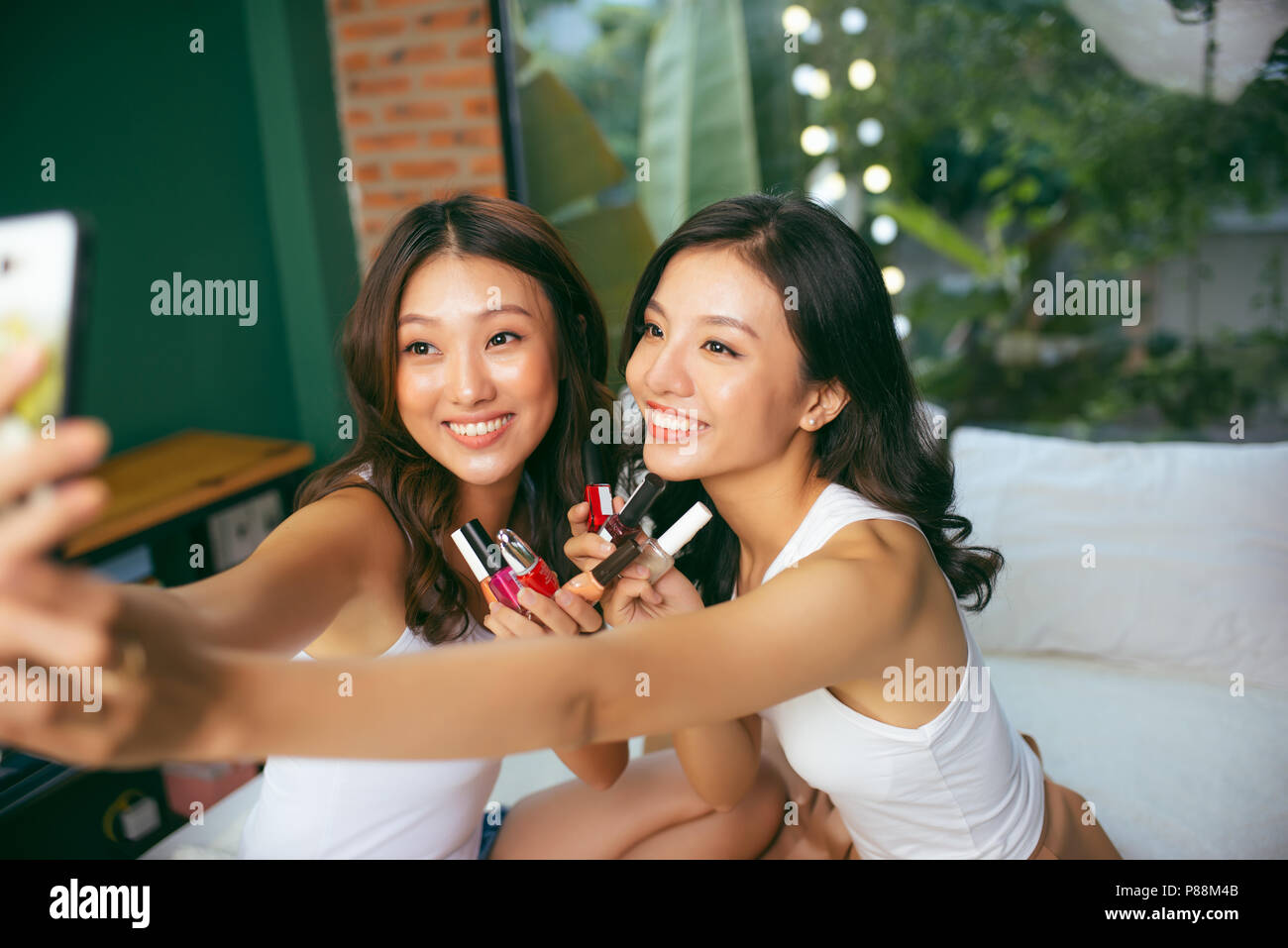 Photo gros plan de cute funny girls holding vernis Banque D'Images