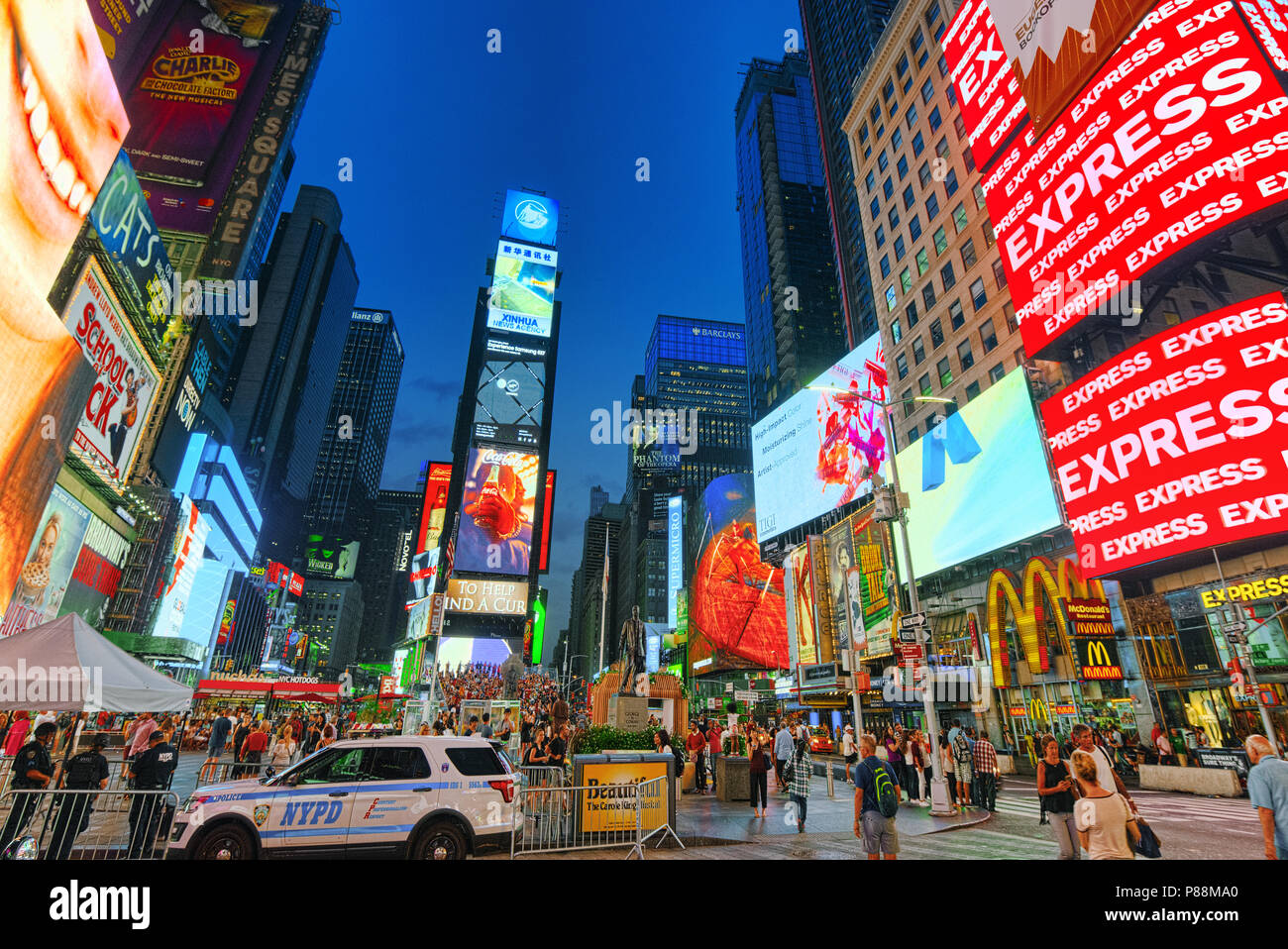 New York, USA- 06 septembre 2017 : Vue de nuit Times Square-central et de la place principale de New York. Rue, voitures, les gens et les touristes. Banque D'Images