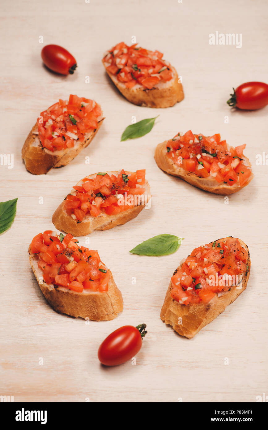 Bruschetta italienne de tomates rôties, de mozzarella et d'herbes sur un papier Banque D'Images