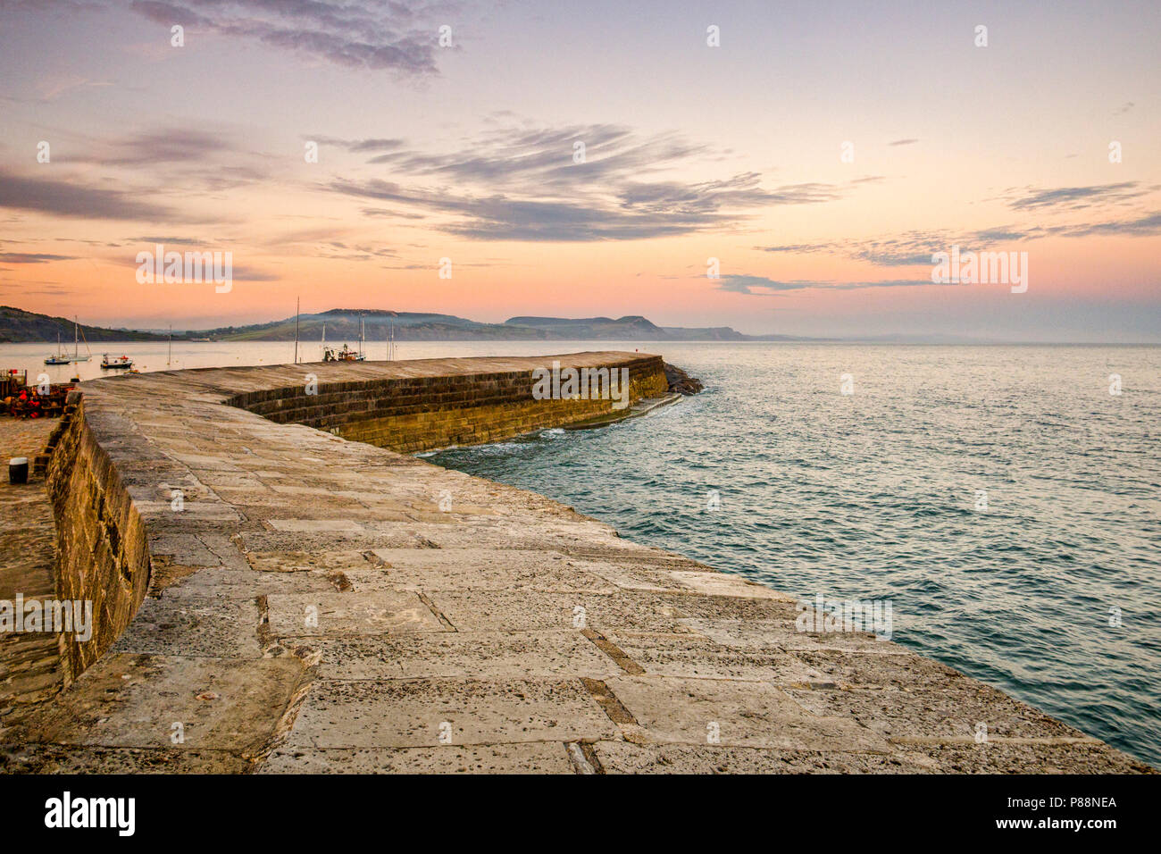 La Cobb, le port historique brise-lames à Lyme Regis, dans le Dorset, Angleterre, un soir d'été. Banque D'Images