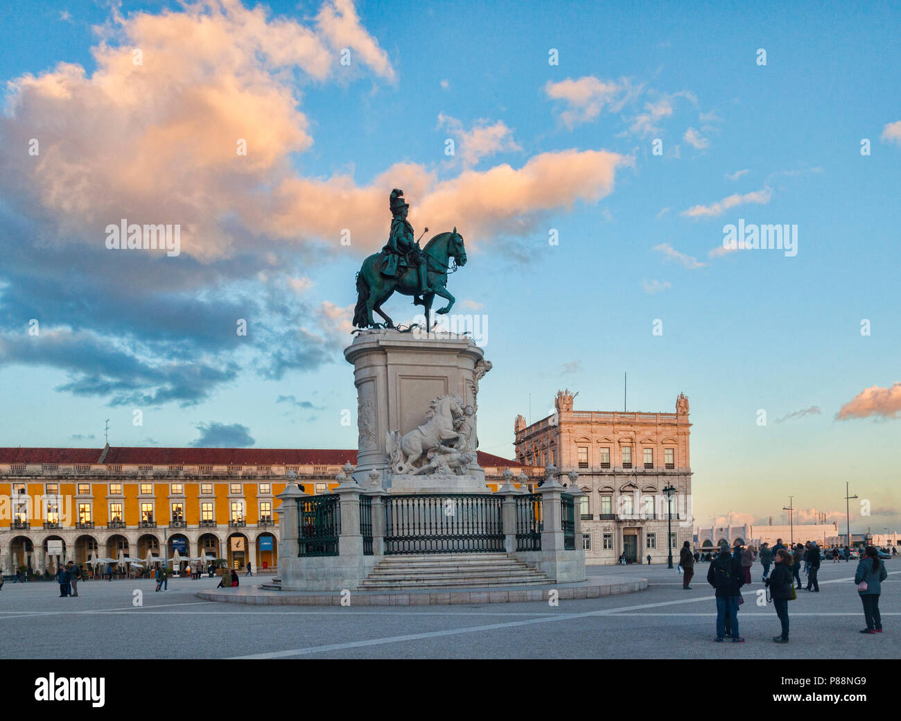 6 mars 2018 : Lisbonne, Portugal - Praca do Comercio, ou commercial, avec la statue équestre du roi José I, au coucher du soleil. Banque D'Images