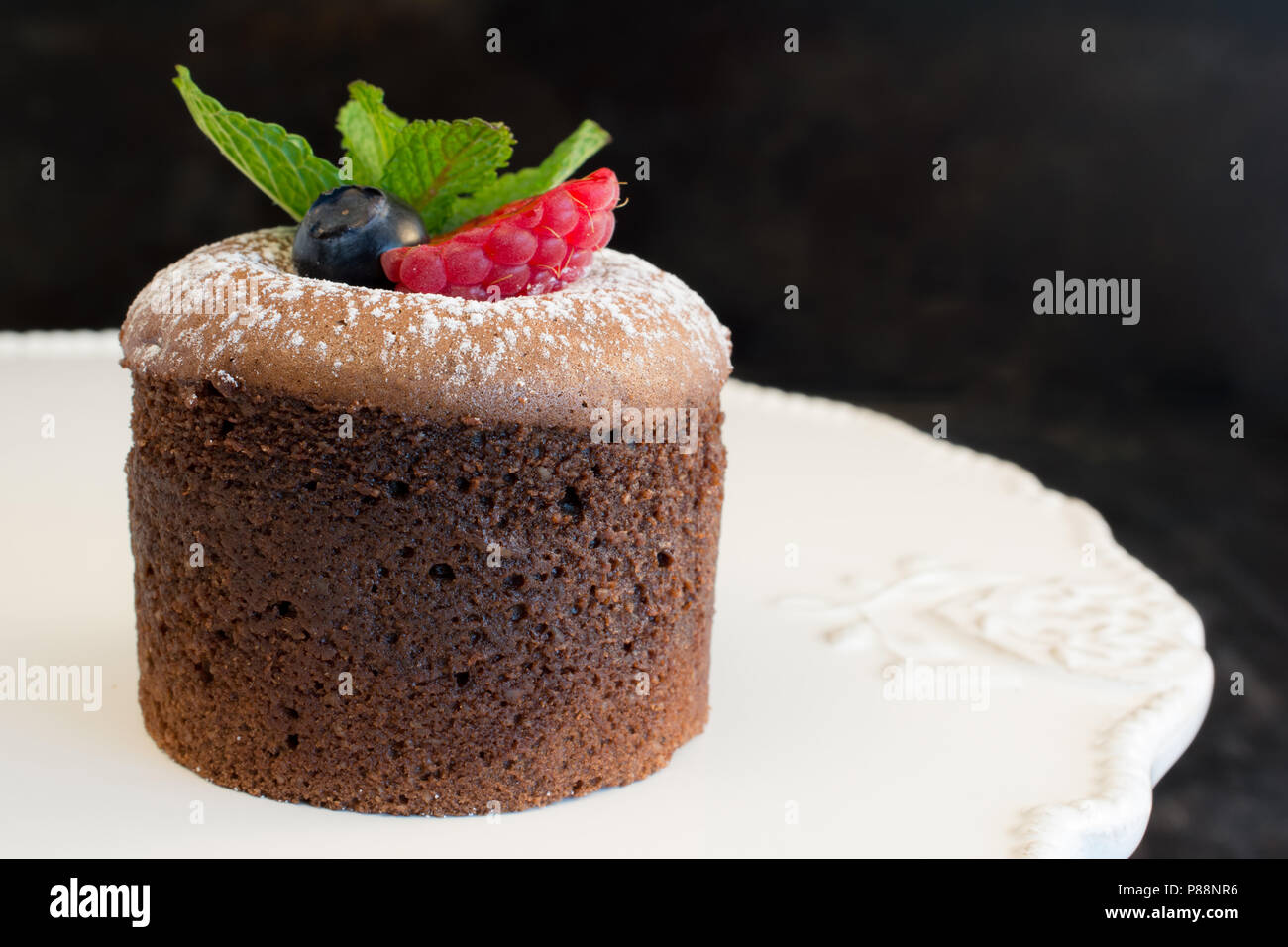 La Lave De Chocolat Gateau Decore Avec Du Sucre Glace Et Des Fruits Photo Stock Alamy