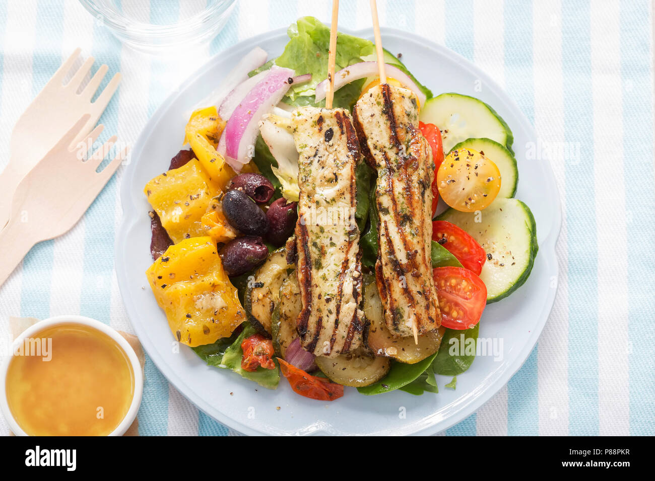 Halloumi méditerranéenne salade. Des grillades marinées, halloumi concombre, tomates cerises, poivrons verts, olives rôti au miel et à la moutarde Banque D'Images
