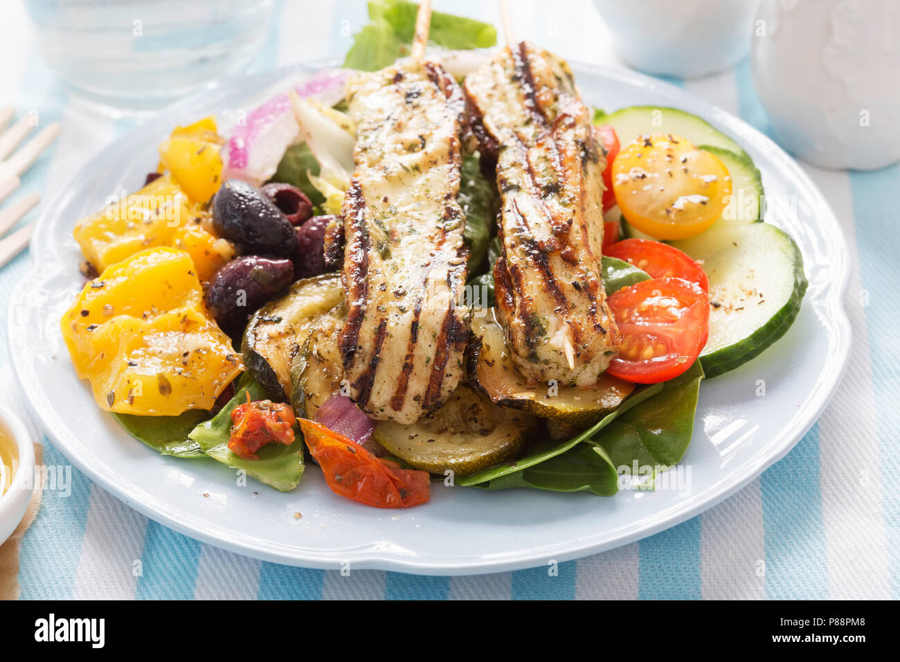 Halloumi méditerranéenne salade. Des grillades marinées, halloumi concombre, tomates cerises, poivrons verts, olives rôti au miel et à la moutarde Banque D'Images