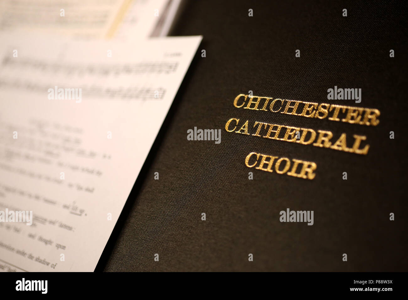 Close-up of a Chichester Cathedral Choir Song Book à la Cathédrale de Chichester, West Sussex, UK. Banque D'Images