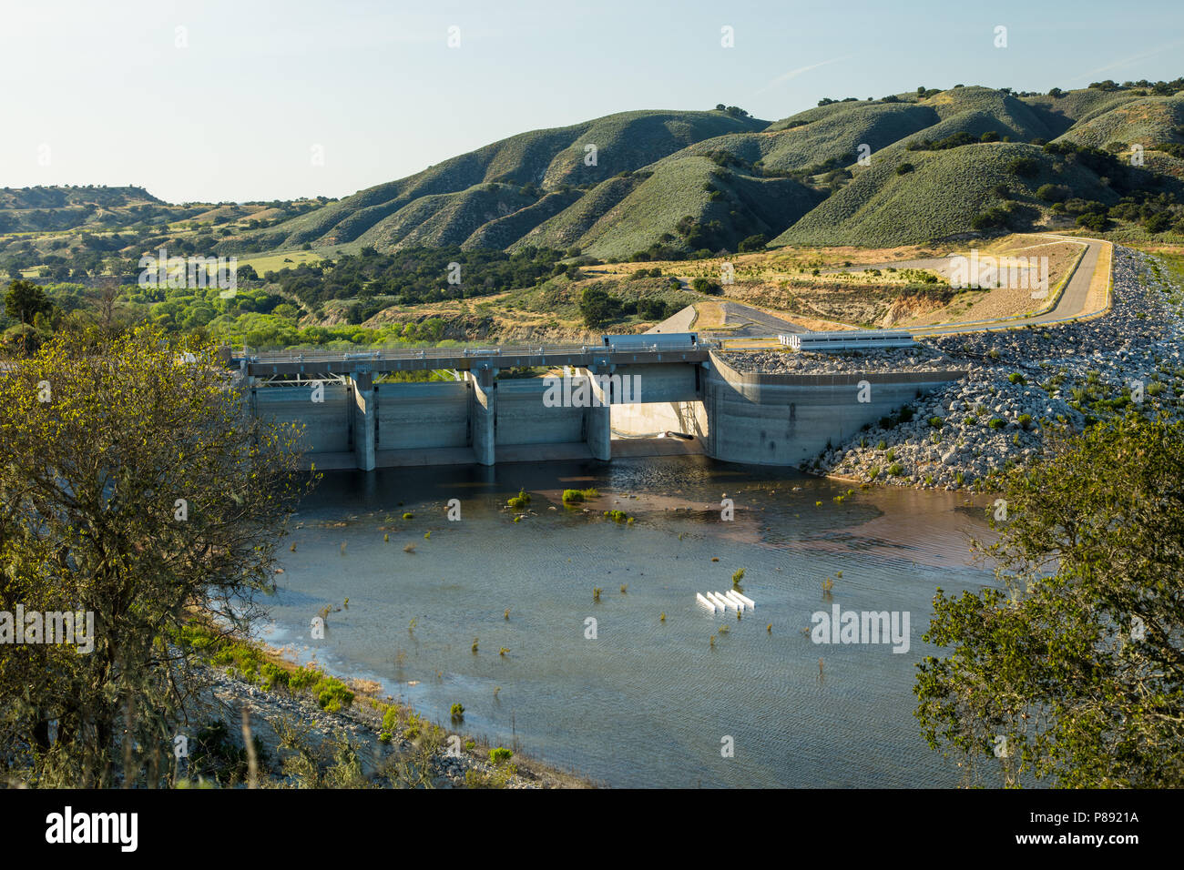 Lake Cachuma barrage dans la sécheresse dans la vallée de Santa Ynez, en Californie Banque D'Images