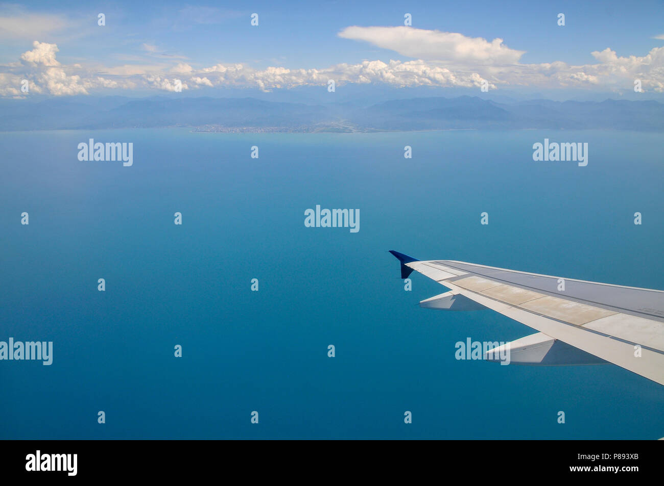 Une vue sur la mer Méditerranée et les nuages vus à travers la fenêtre d'un avion Airbus A320-200 Banque D'Images