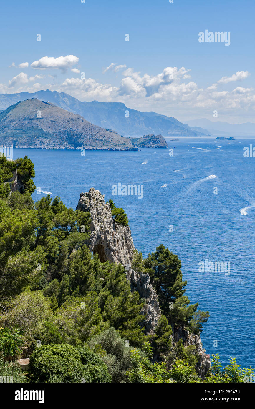 L'Arche Naturelle et le littoral sur la côte orientale de Capri, Italie Banque D'Images