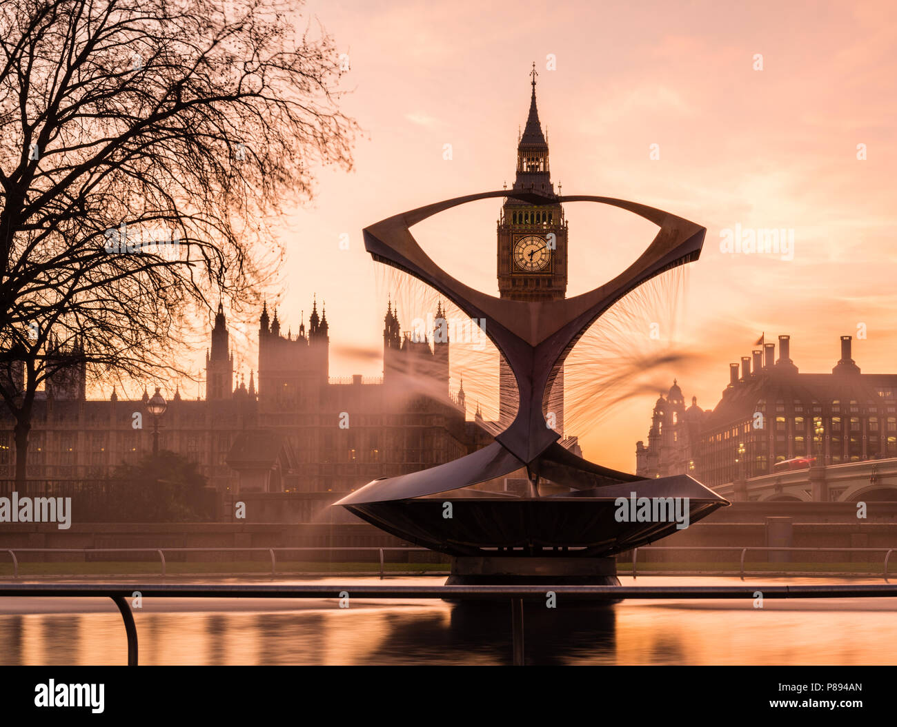 Coucher du soleil orange sur Big Ben et les chambres du Parlement à Londres comme Westminster Bridge et une statue et une fontaine dans les jardins de l'hôpital St Thomas Banque D'Images