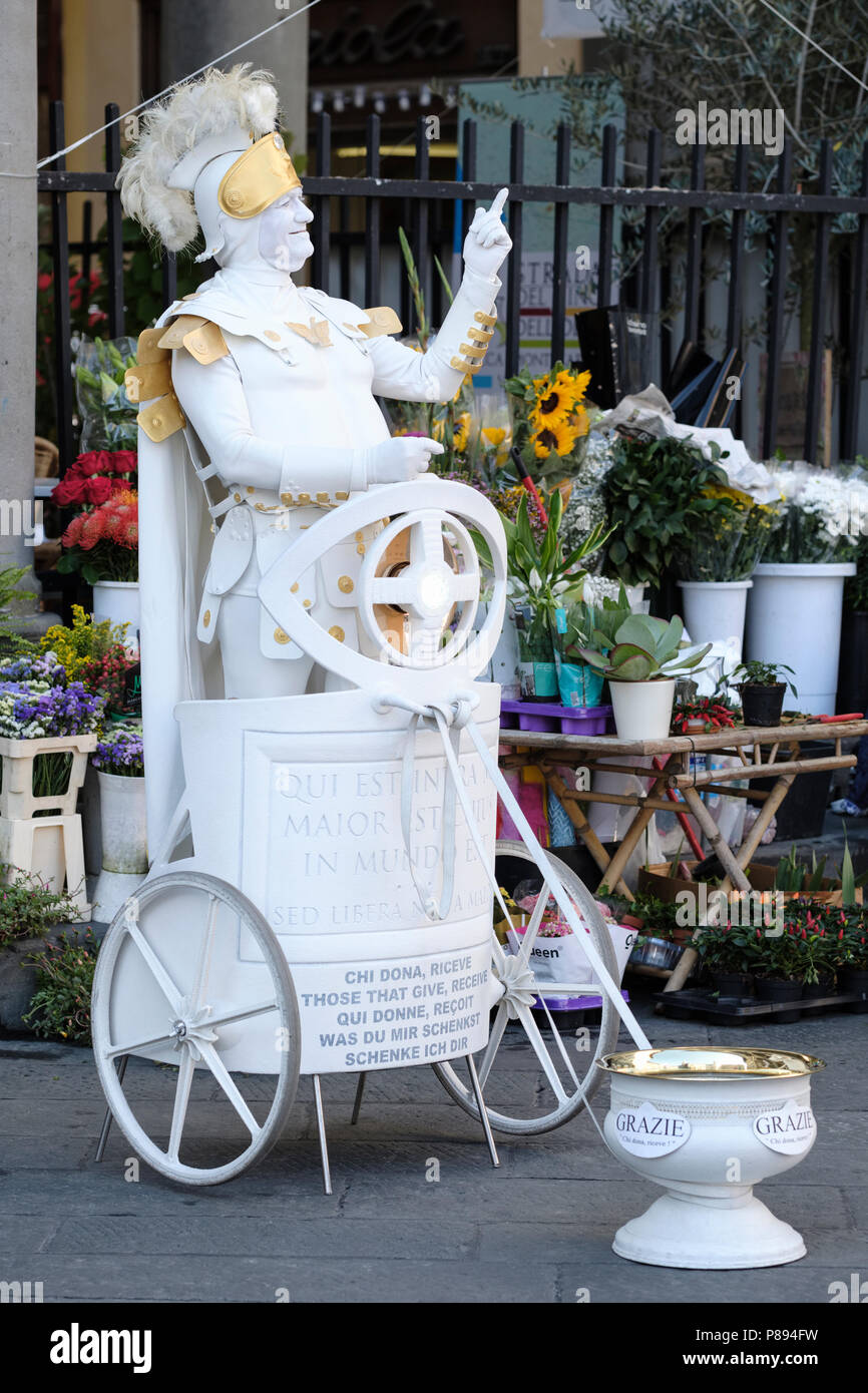 Statues vivantes, vêtu comme un centurion romain avec chariot, Piazza San Michele, Lucca, Toscane, Italie, Europe, Banque D'Images