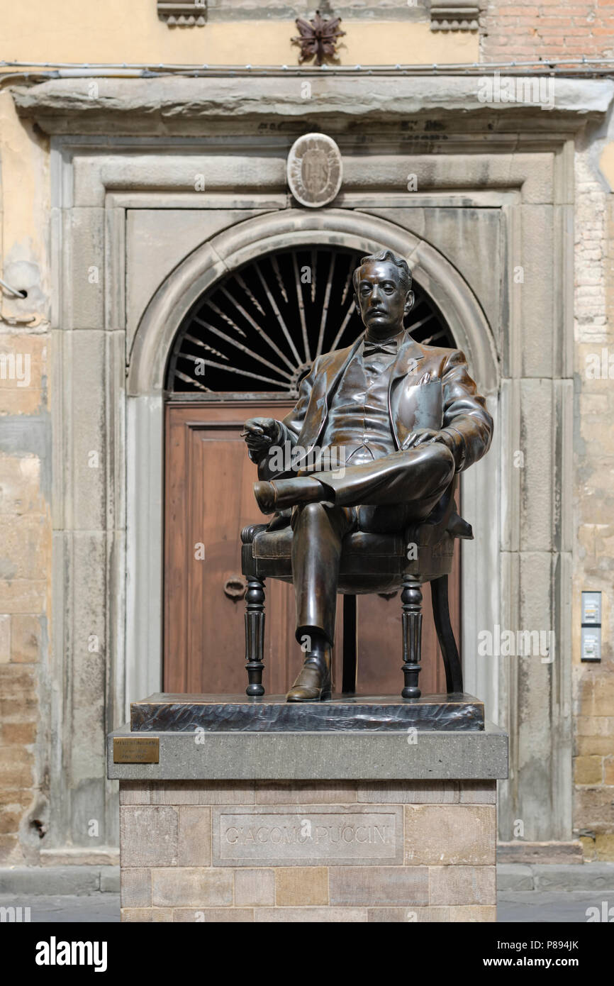 Giacomo Antonio Domenico Michele Secondo Maria Puccini, statue en bronze dans la Piazza Cittadella en dehors de sa ville natale Casa Natale, maintenant le Musée de Puccini Banque D'Images