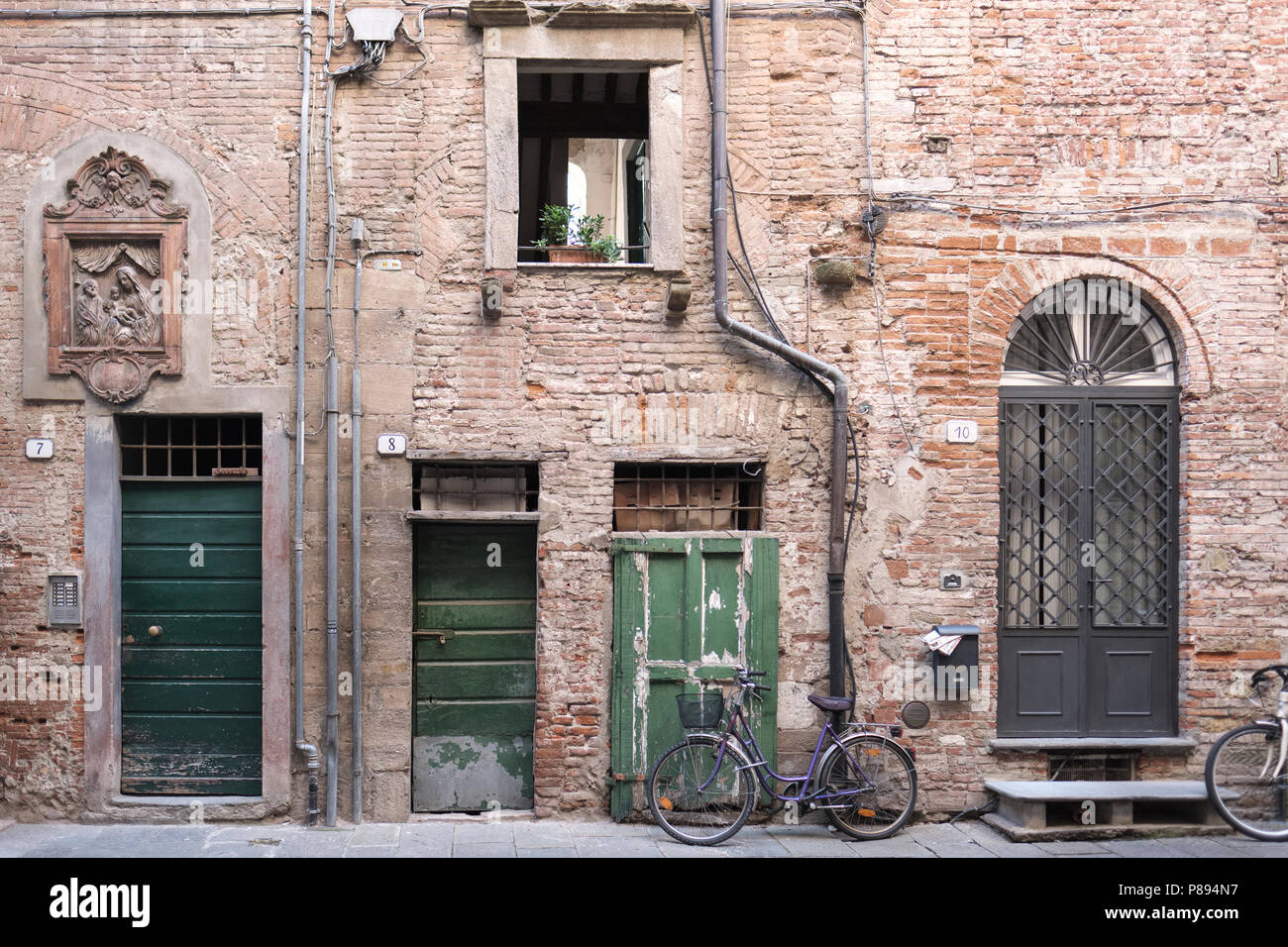 Location dans la rue arrière de la vieille ville, Lucca, Toscane, Italie, Europe, Banque D'Images