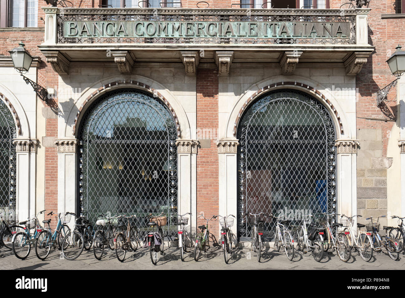Les vélos garés jusqu'à l'extérieur des banques de la Piazza San Michele, Lucca, Toscane, Italie, Europe, Banque D'Images