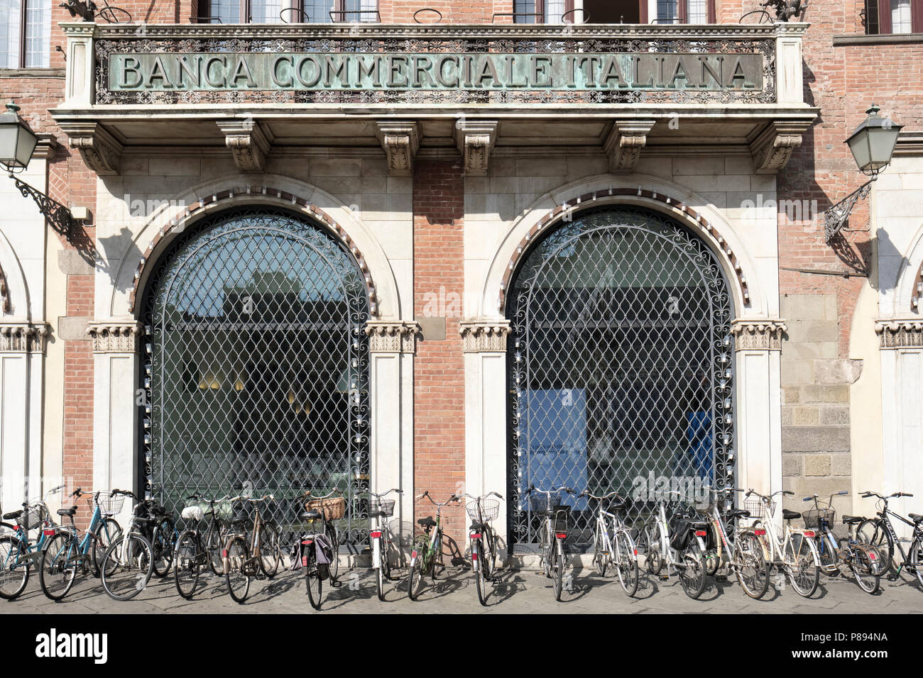 Les vélos garés jusqu'à l'extérieur des banques de la Piazza San Michele, Lucca, Toscane, Italie, Europe, Banque D'Images