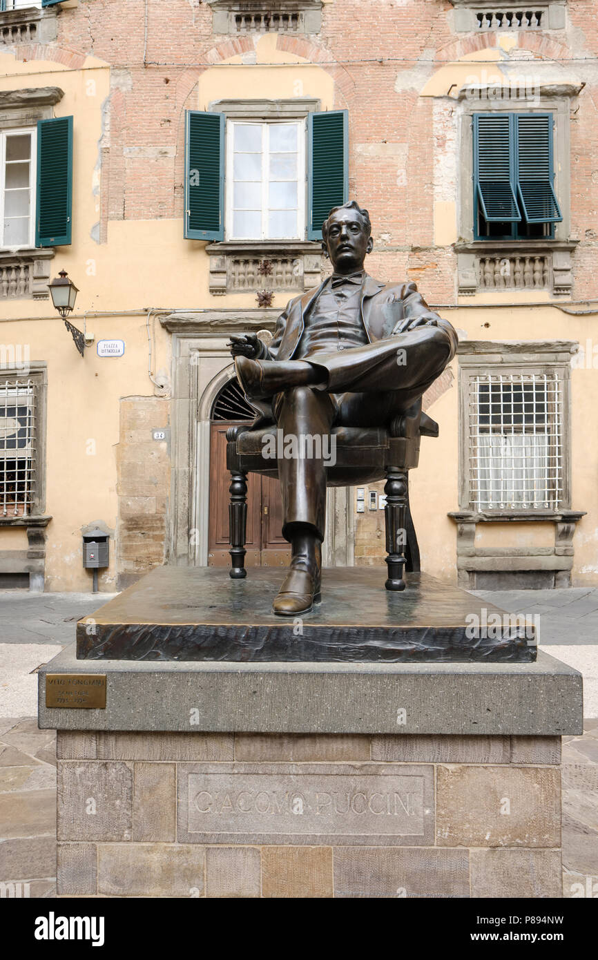 Giacomo Antonio Domenico Michele Secondo Maria Puccini, statue en bronze dans la Piazza Cittadella en dehors de sa ville natale Casa Natale, maintenant le Musée de Puccini Banque D'Images