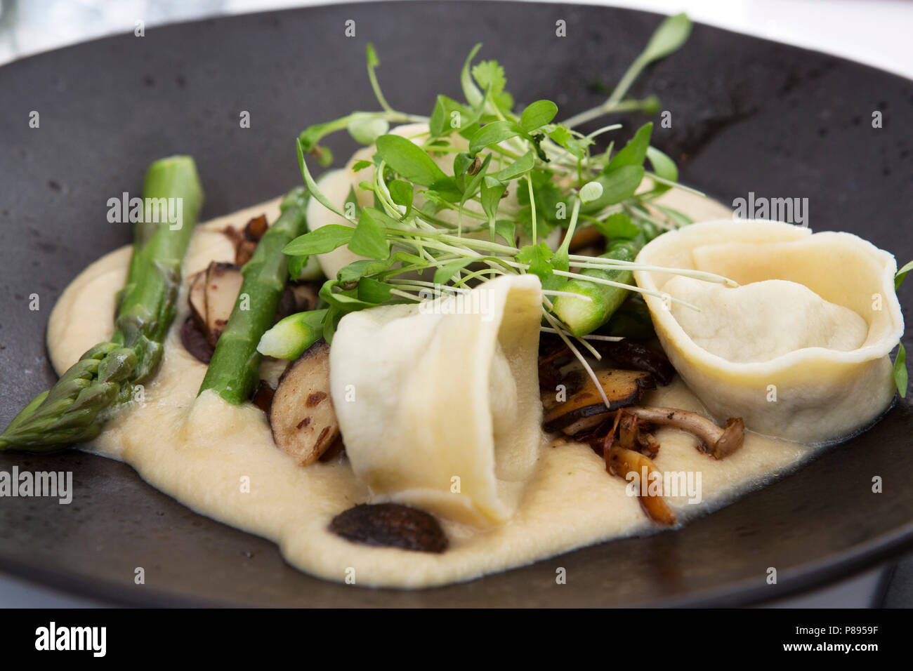 Pâtes aux asperges vertes au cours de dîner au bord de la Tyne, une version de dîner dans le ciel, le dîner à une table suspendue à 100 pieds au-dessus de la rivière Tyne. Banque D'Images
