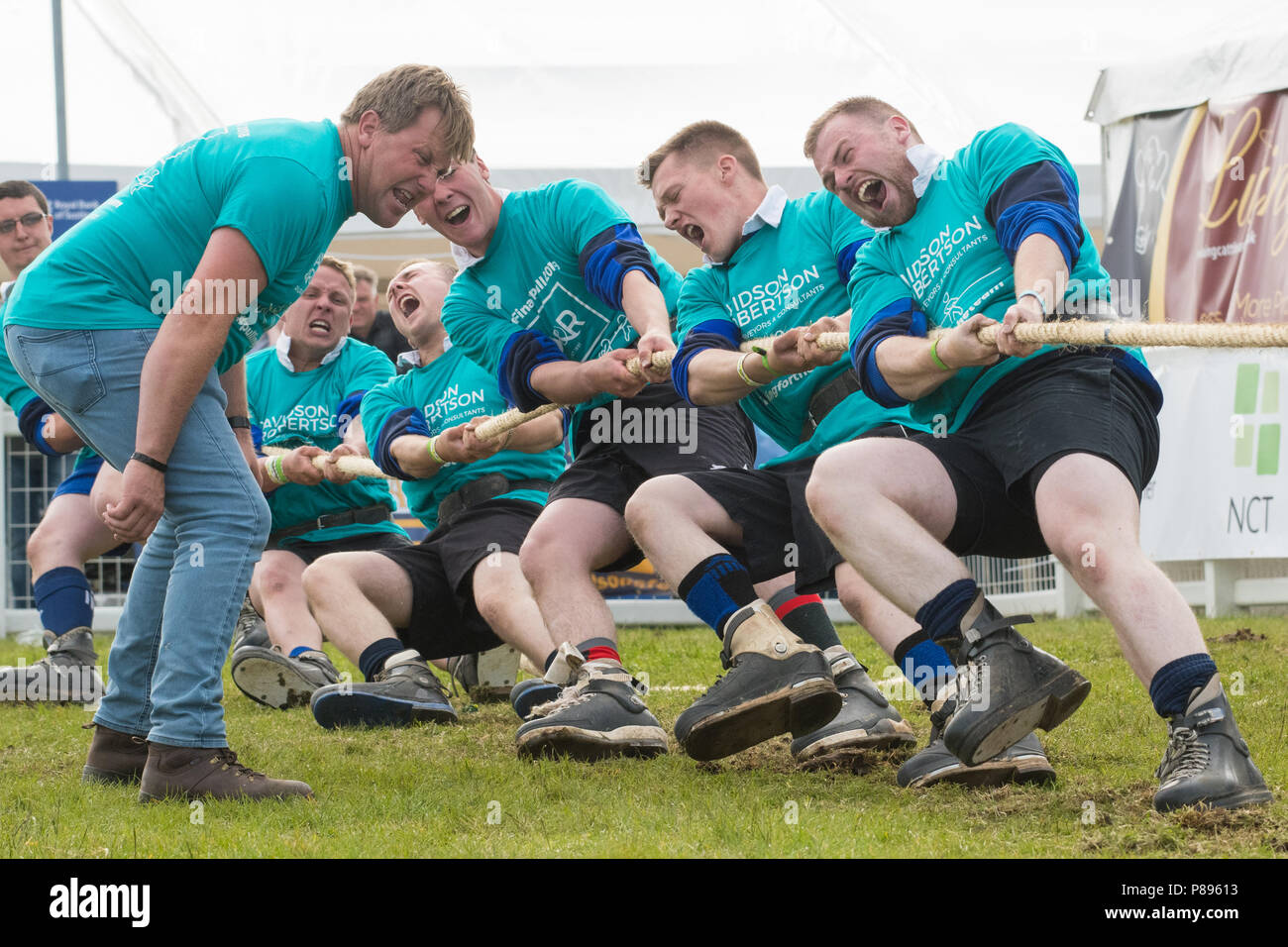 Concours de souque à la Royal Highland Show - JAC Strathearn jeunes agriculteurs qui participent à l'équipe Royal Highland Show, Édimbourg, Écosse, Royaume-Uni Banque D'Images