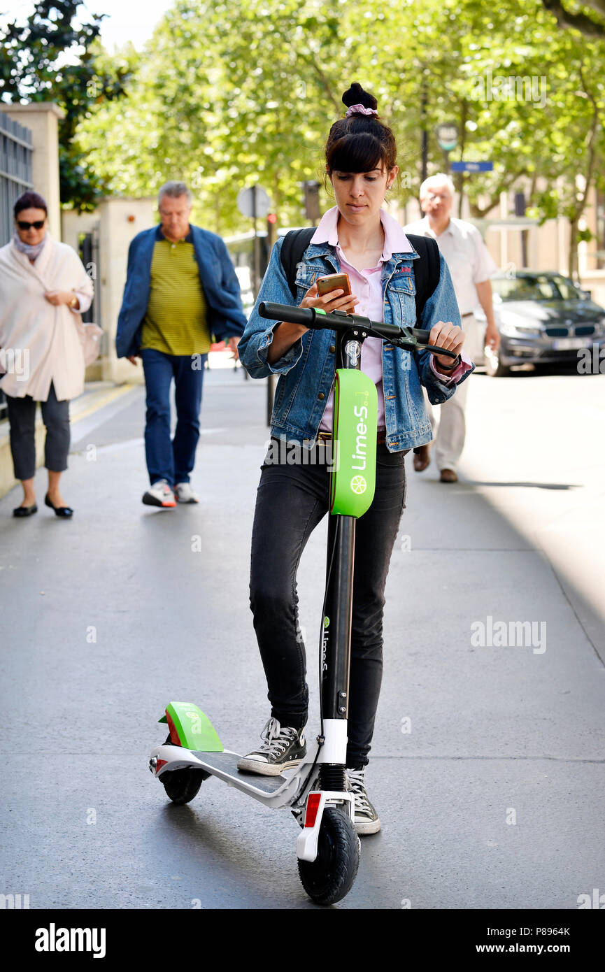 Dockless Scooter électrique la chaux - Paris - France Banque D'Images