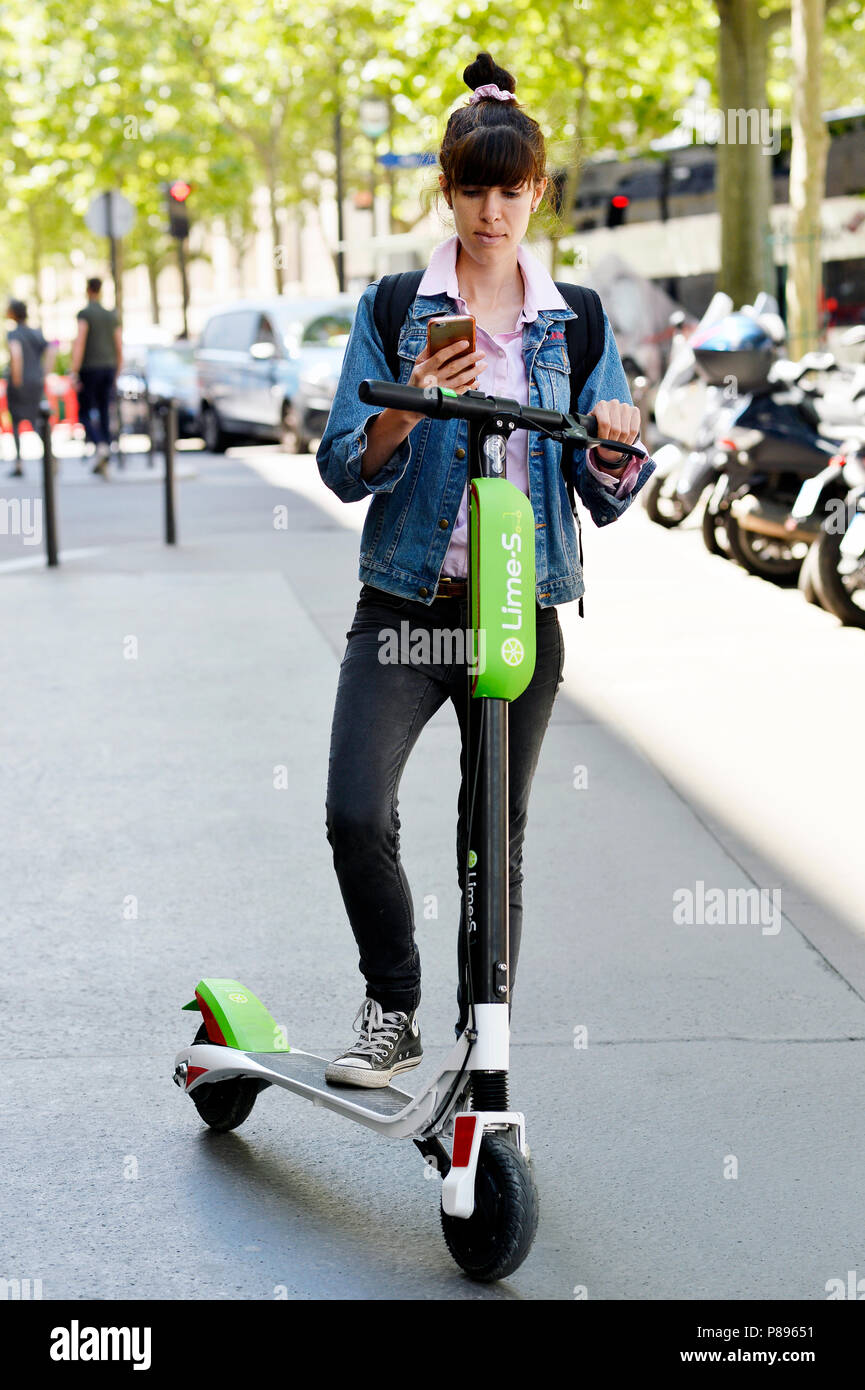 Dockless Scooter électrique la chaux - Paris - France Banque D'Images