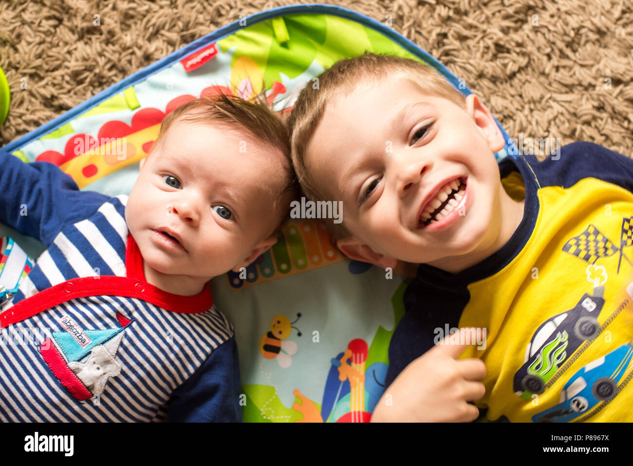 SMILING HAPPY BROTHERS 3 MOIS Bébé garçon et 3 ANS Banque D'Images