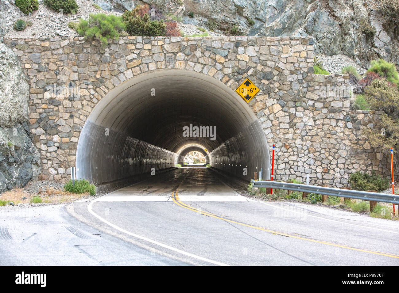 Long tunnel traversant plusieurs montagnes dans le Angeles Forrest National Banque D'Images