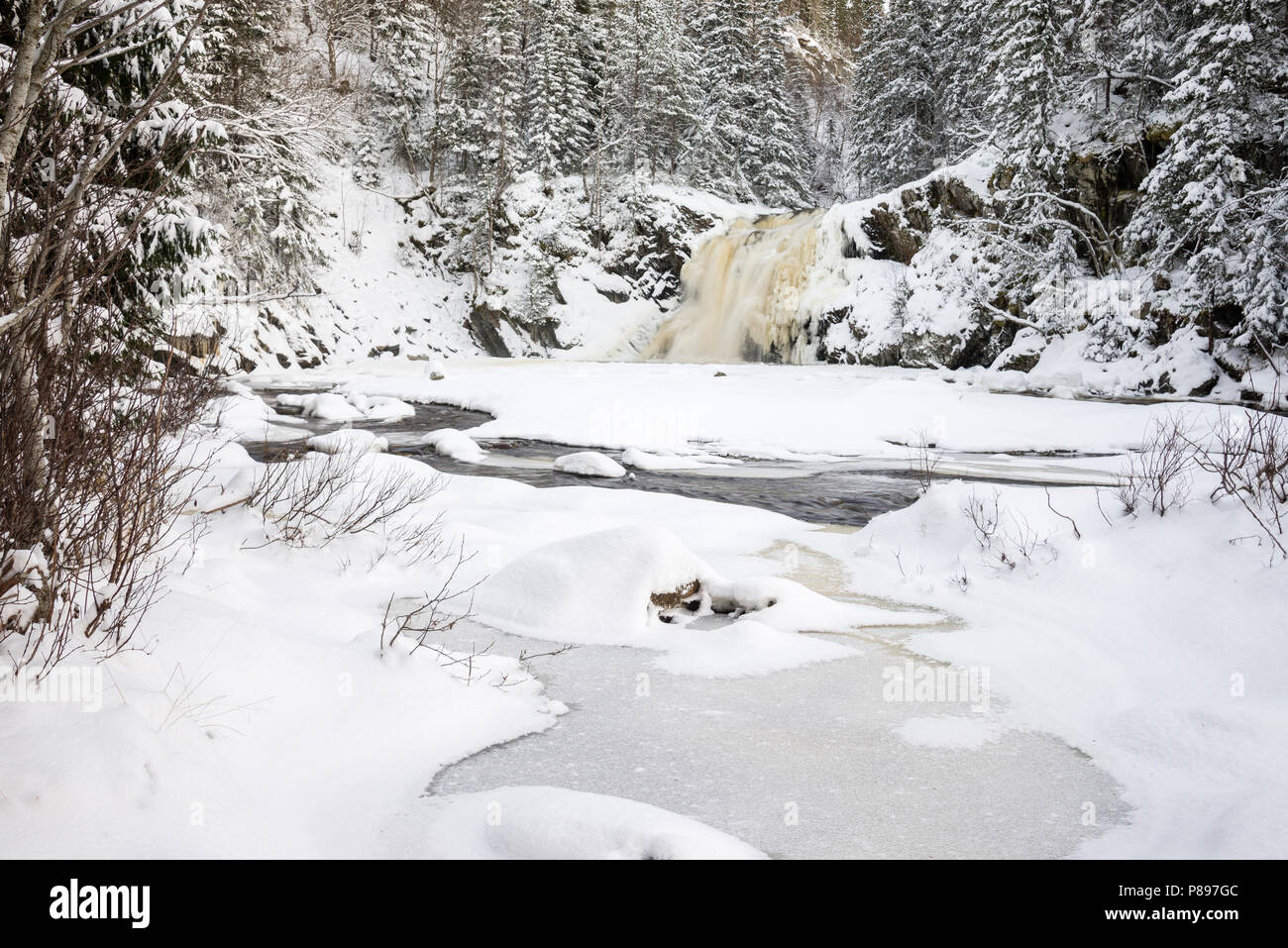 Paysage de neige Norvège avec cascade, sneeuwlandschap Noorwegen rencontré waterval Banque D'Images