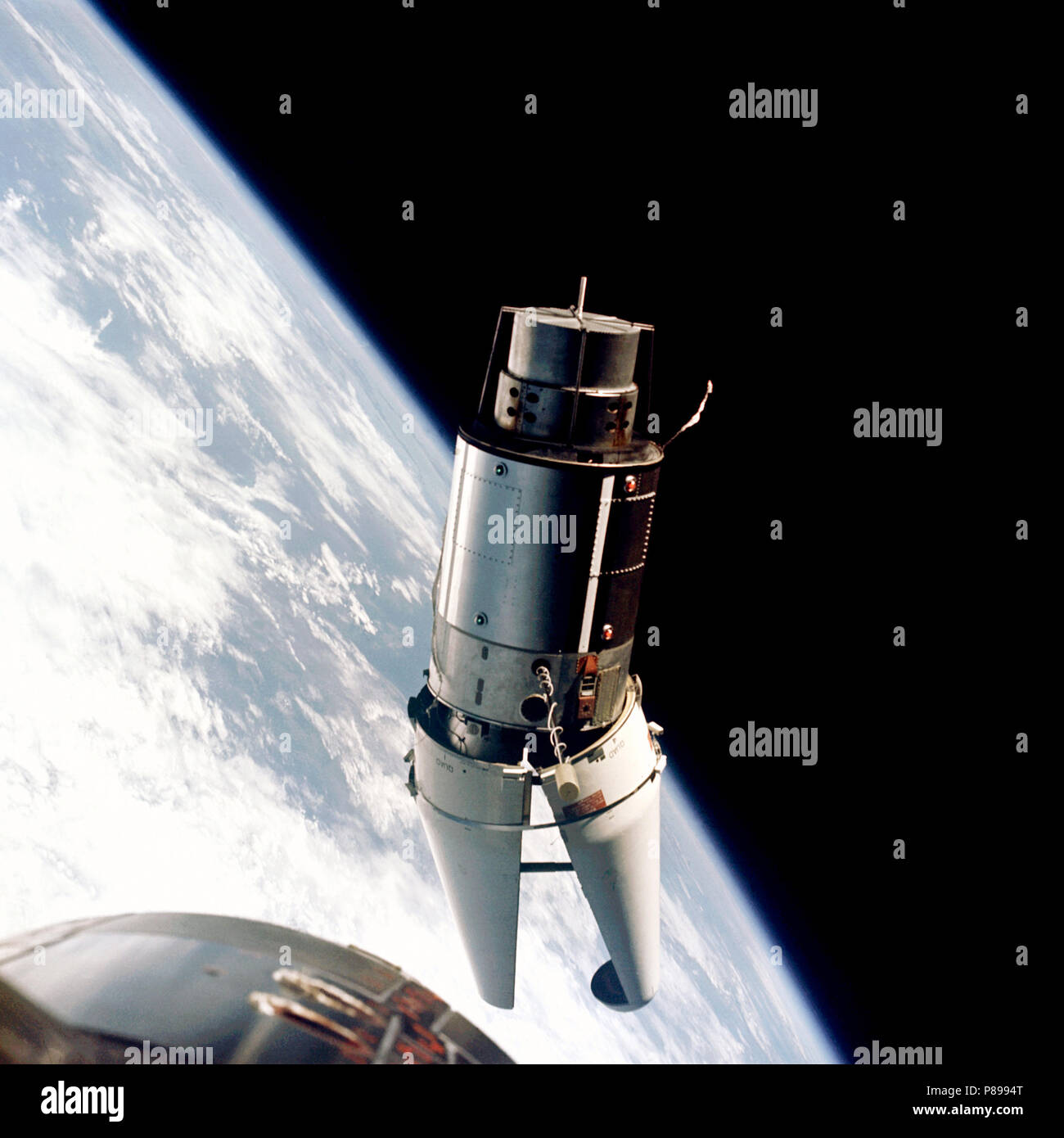 La cible augmentée Adaptateur Station d'(ATDA) vu de Gemini 9 durant l'une de leurs trois rendez-vous à l'espace. L'échec de l'adaptateur de station d'couvercle de protection pour séparer entièrement sur l'ATDA d' empêcher Banque D'Images