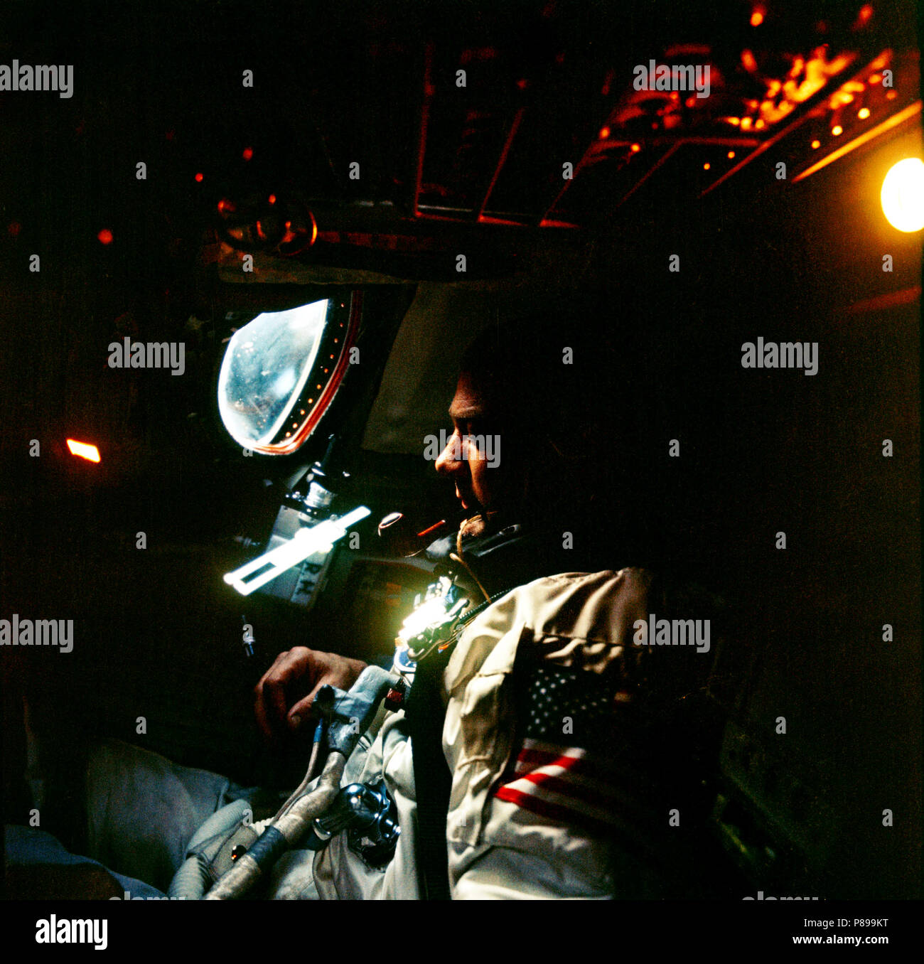 L'astronaute Edwin Aldrin Jr. a photographié l'intérieur de l'engin spatial Gemini-12 cabine durant le vol spatial Banque D'Images