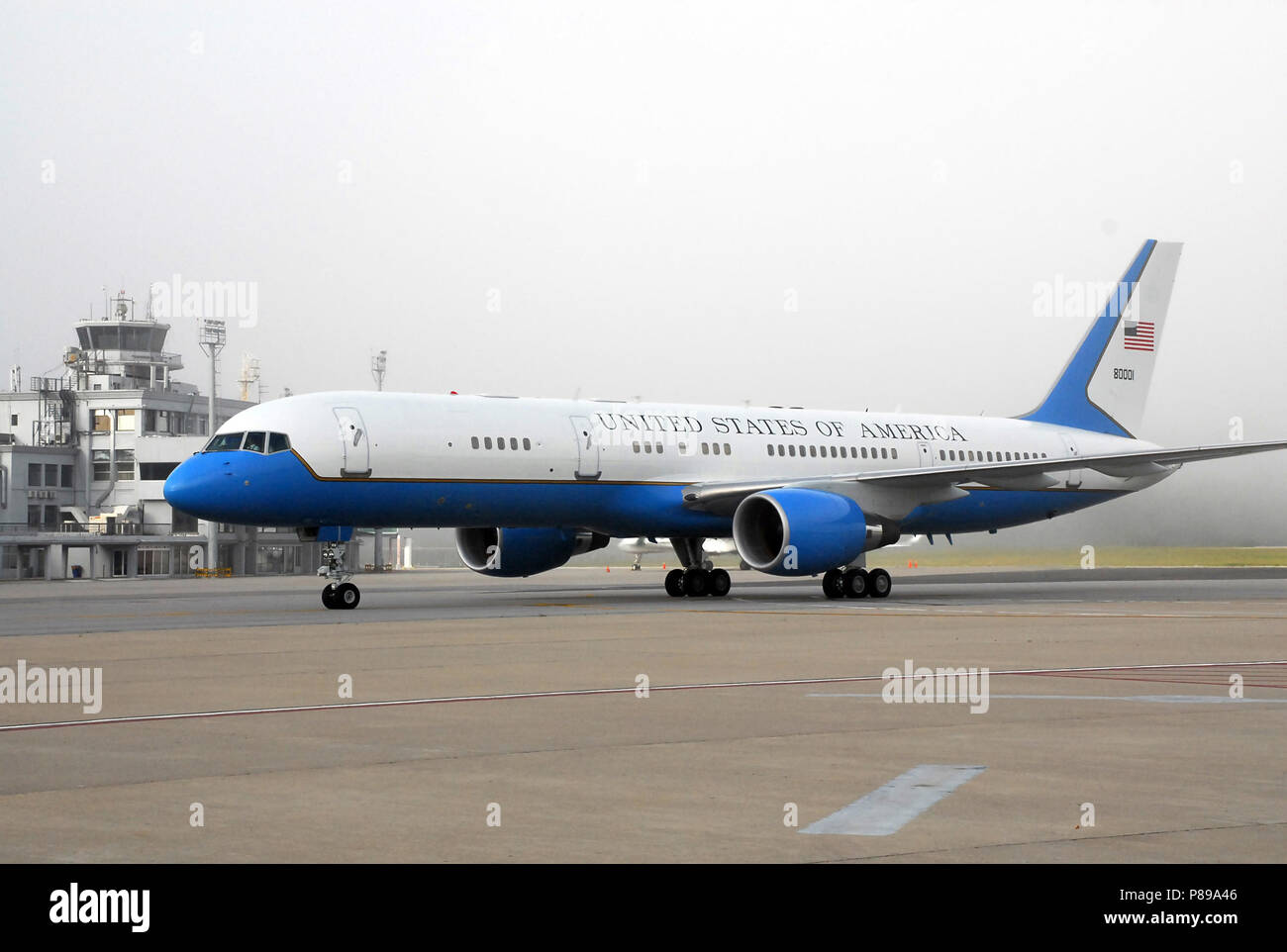 La secrétaire d'Etat arrive à Montevideo, Uruguay, Secrétaire d'État américaine Hillary Rodham Clinton's avion est 'roues vers le bas' dans l'aéroport international de Carrasco lors de son arrivée à l'Uruguay le 1 mars 2010. Banque D'Images