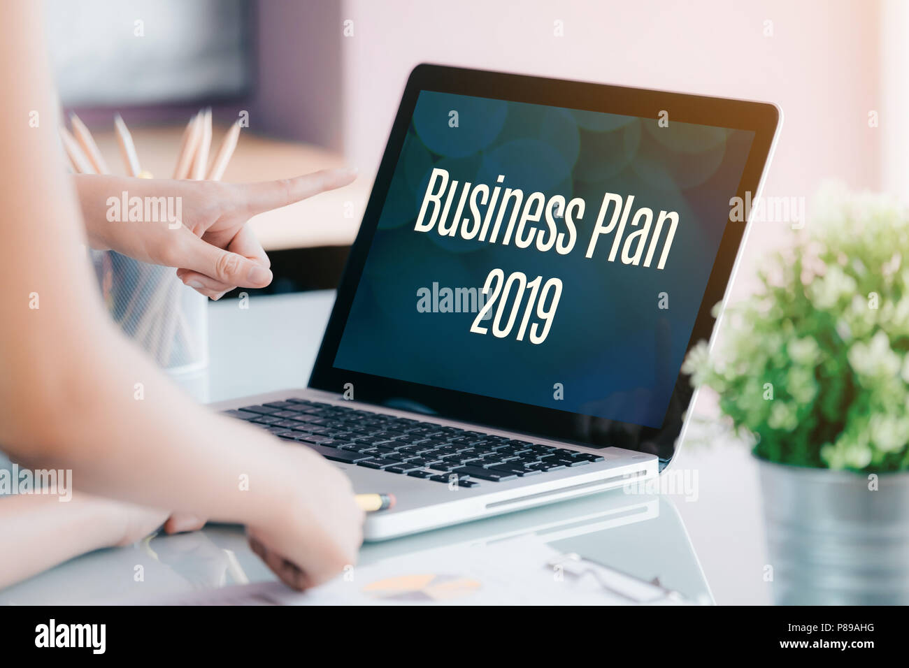 Les gens d'affaires réunion, en face de l'ordinateur portable avec écran plan d'affaires 2019 word sur 24 au concept de marketing numérique,bureau Banque D'Images