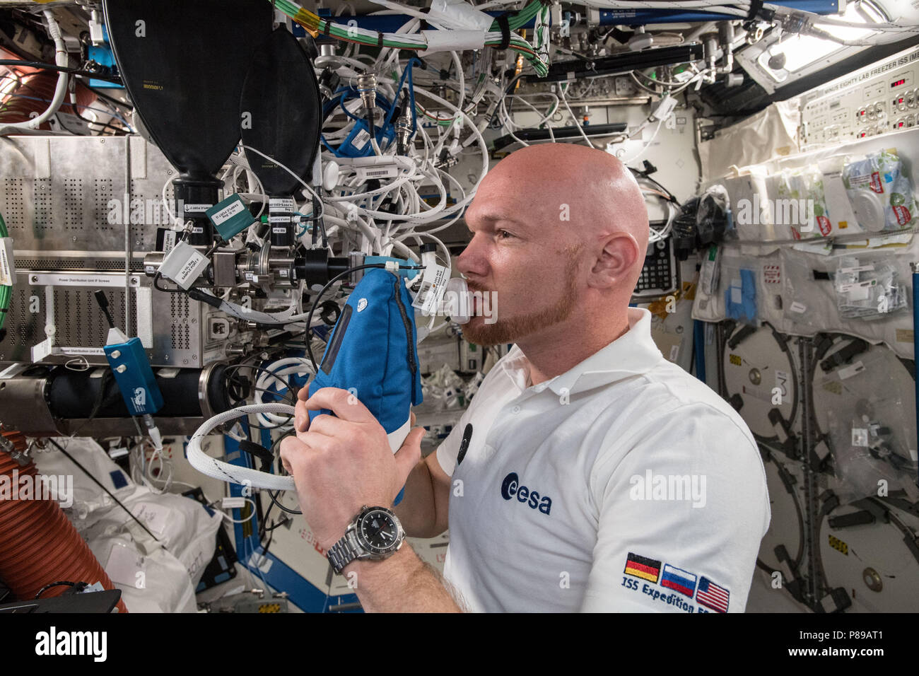 Membre de l'équipage Expedition 57 L'astronaute allemand Alexander Gerst de l'Agence spatiale européenne exhale en un analyseur de gaz ultra-sensibles pour l'expérience de surveillance des voies aériennes à bord de la Station spatiale internationale le 29 juin 2018, dans l'orbite de la Terre. Banque D'Images