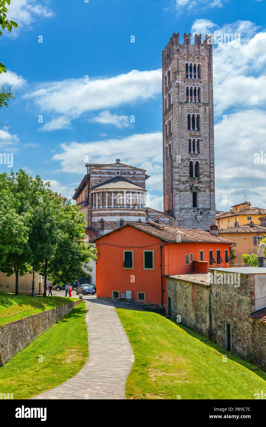 La vieille ville italienne de Lucques. Paysage de ville. Dans l'arrière-plan est la basilique de San Frediano. Banque D'Images