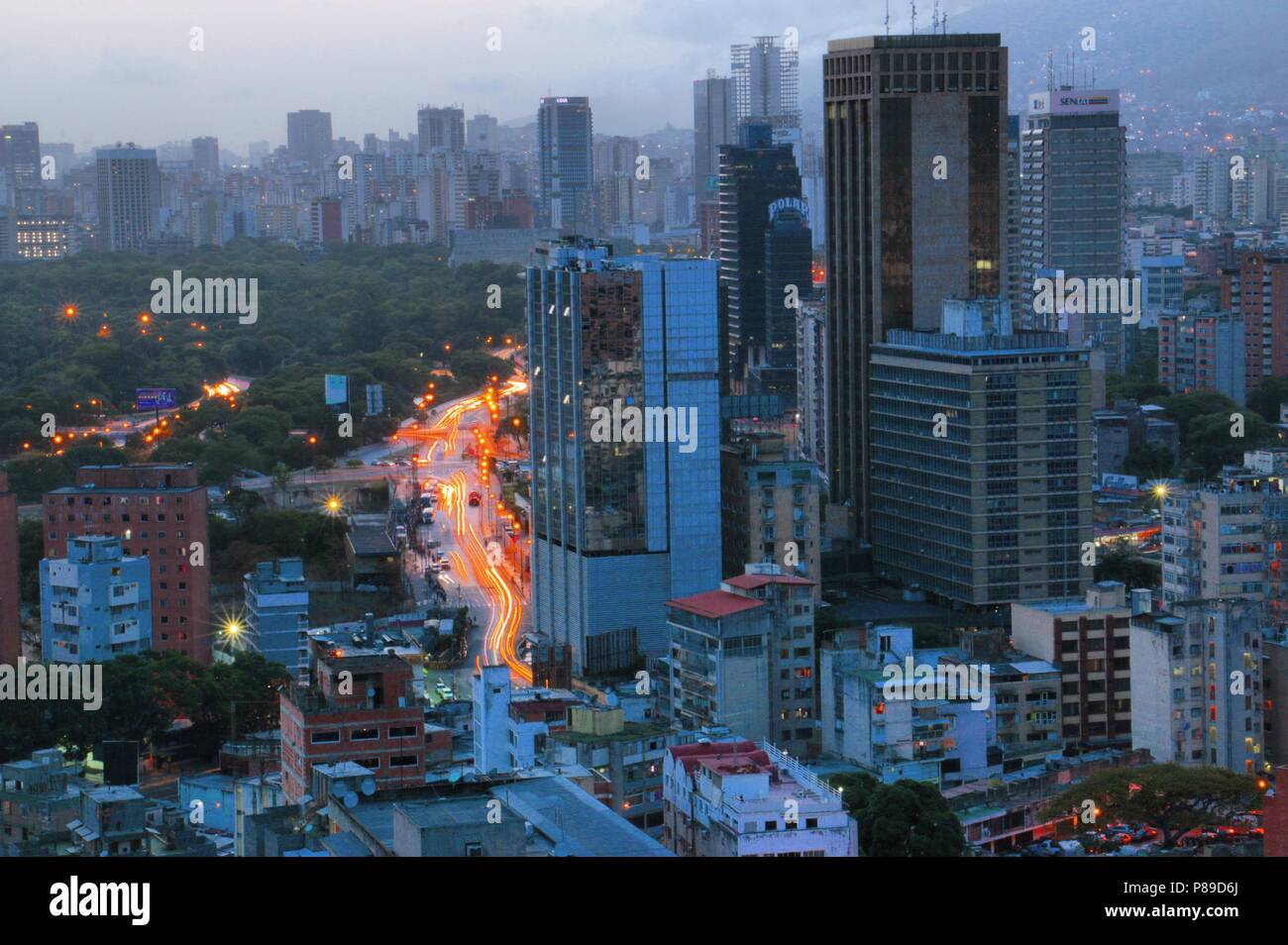 Quartier des affaires de Sabana Grande Caracas à partir de El Recreo Shopping Mall. Caracas, Venezuela. Marcos Kirschstein et Vicente Quintero. Banque D'Images