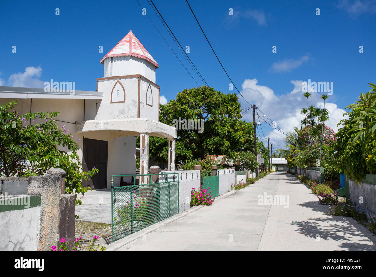 L'église et de l'Avenue sur Manihi, Tuamotu Banque D'Images