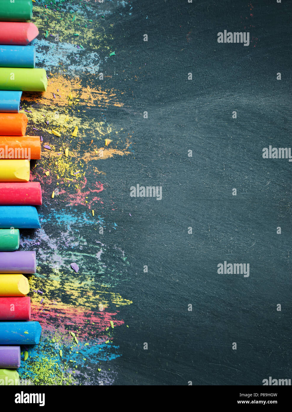 Crayons de couleurs sur le tableau noir, le dessin. Retour à l'école. Banque D'Images