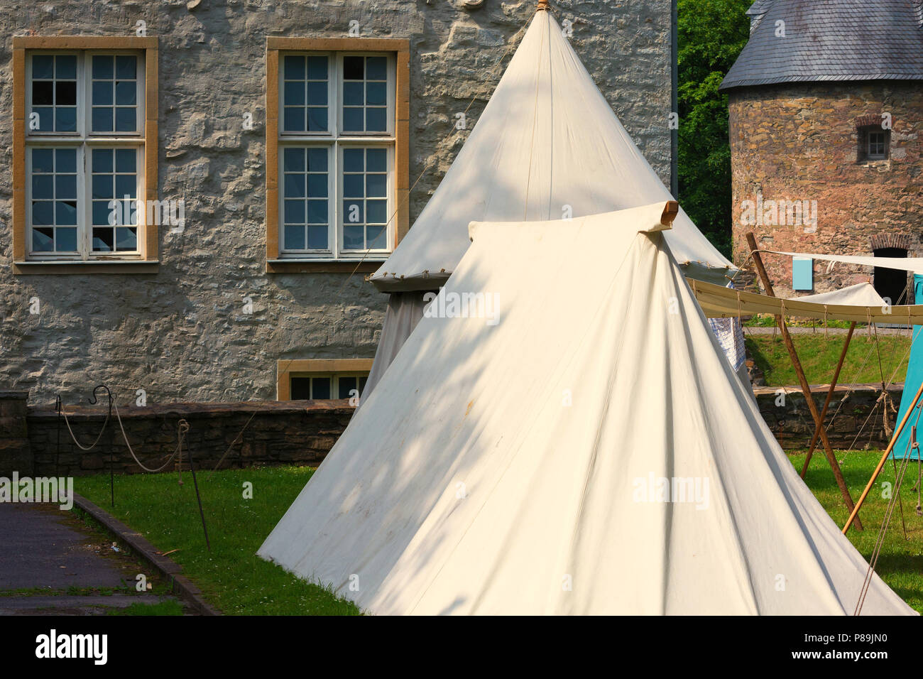 La reconstruction d'une ville de tentes, camp de tentes du Moyen Âge Banque D'Images