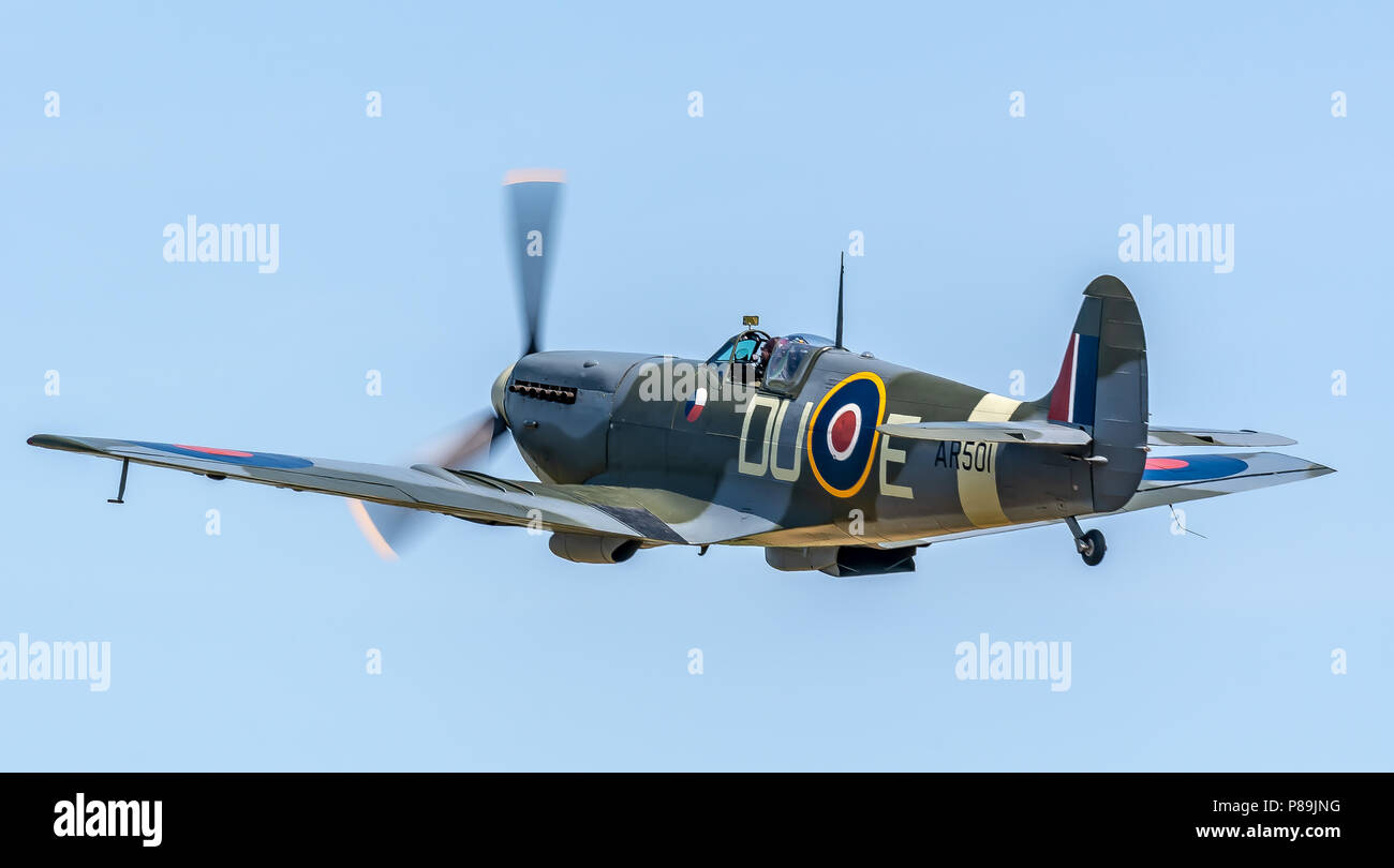 La Shuttleworth Collection Supermarine Spitfire de l'aile est tronqué à l'affiche à Old Warden spectacle militaire Banque D'Images
