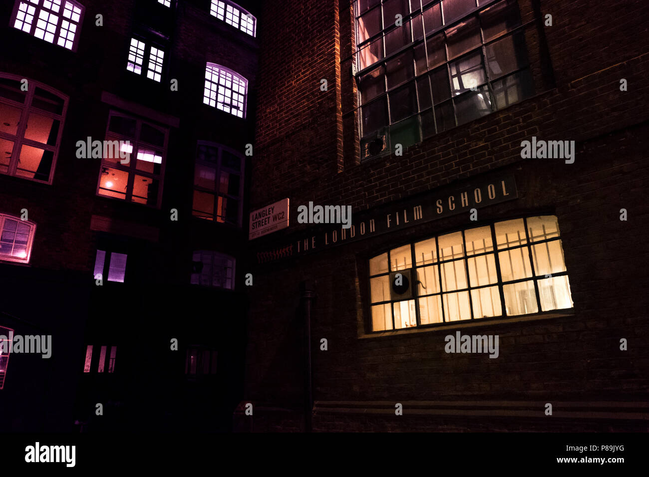 Londres, Royaume-Uni - 15 mars 2018 : London Film School signe sur Langley Street, à Covent Garden. Scène de nuit et les couleurs néon LONDON, UK Banque D'Images