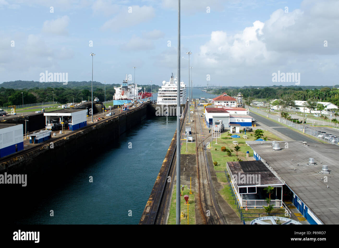 Vue d'un navire au cours de son passage dans les écluses de Gatun du Canal de Panama Banque D'Images