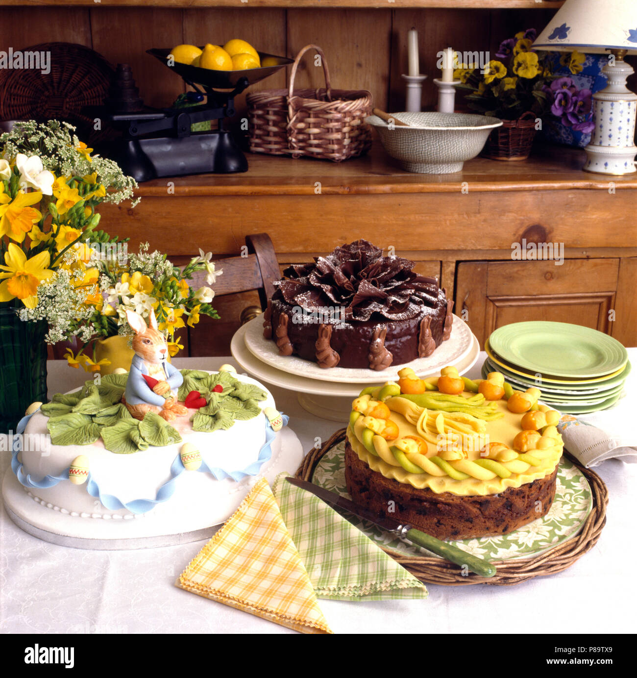 Gateau D Anniversaire De Pierre Lapin Sur Table Avec Une Ganache Au Chocolat Et Un Gateau Aux Fruits Gateau Decore Avec Du Glacage Chicks Photo Stock Alamy