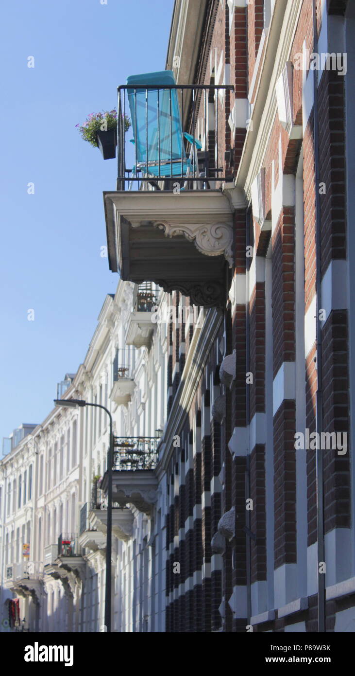 Avec un balcon français blanc chaise de jardin bleu. Location Arnhem, Pays-Bas, Spijkerkwartier. Banque D'Images