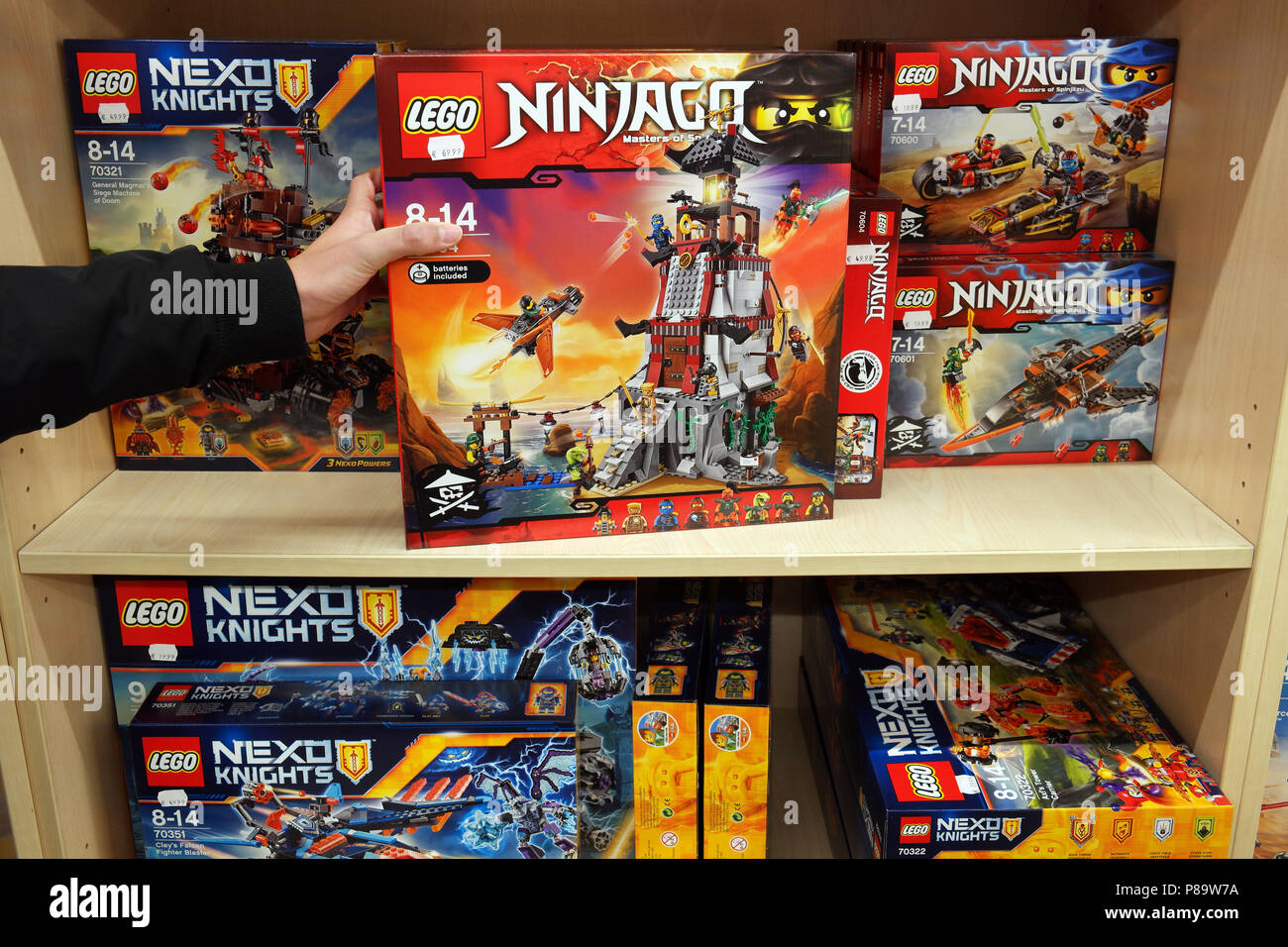 Les boîtes de Lego sur des étagères dans un magasin de jouets. Banque D'Images