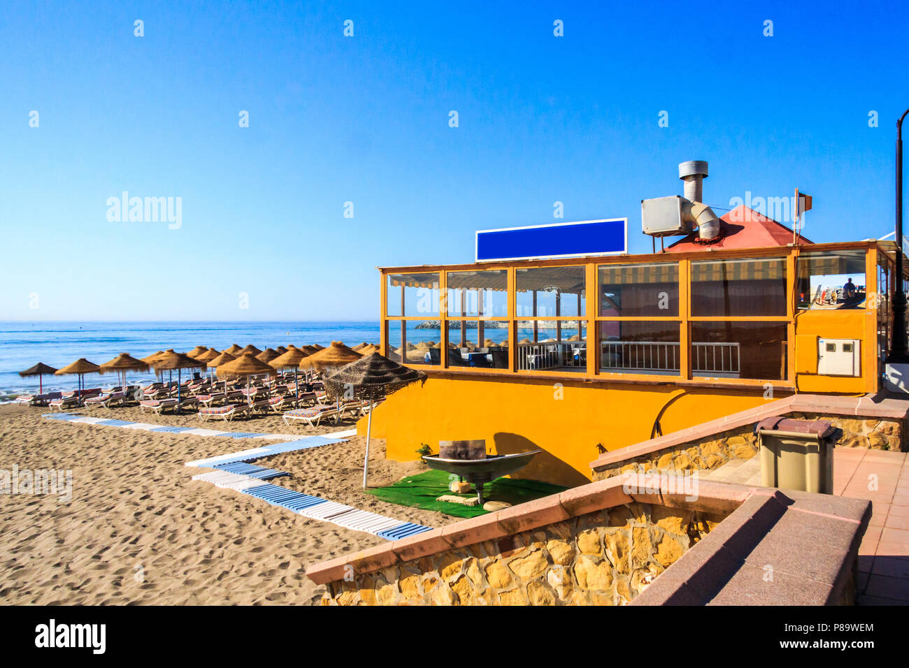 Restaurant de plage avec chaises longues et parasols. La plage de Benalmadena, Costa del Sol, Espagne Banque D'Images